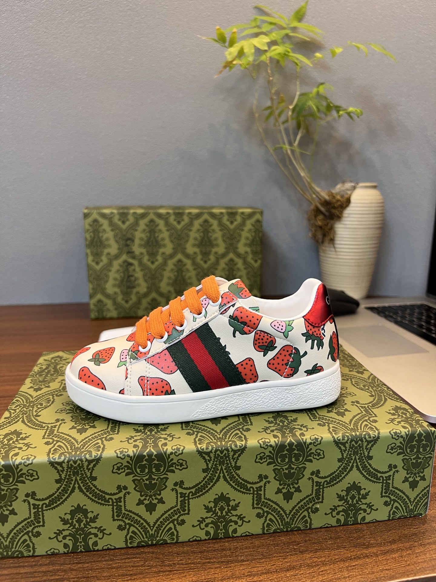 Children's shoes child